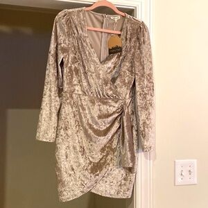 Main Strip NWT Gorgeous Gold/Cream Velour Junior Dress 👗 Size Large
